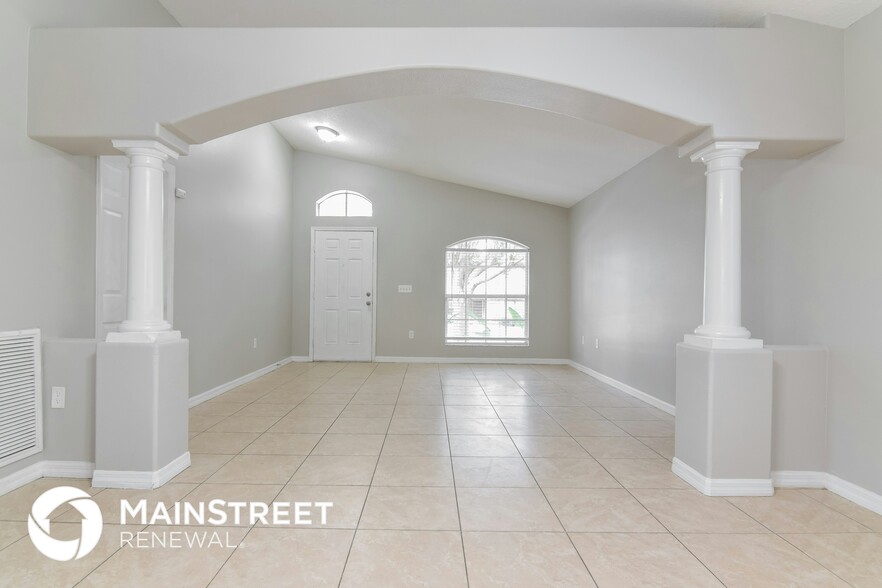 Building Photo - 9503 N Hyaleah Rd