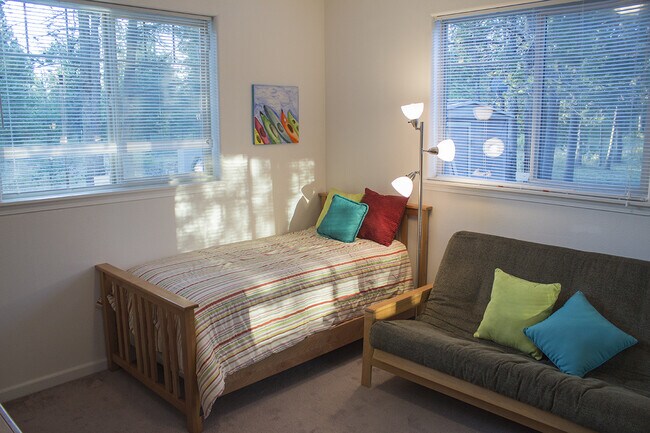 Building Photo - Furnished Seasonal Rental Through May 31, 2026