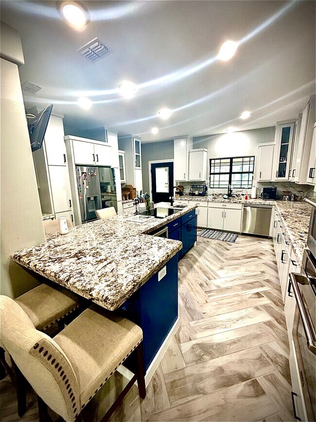 Building Photo - 1422 Seminole Valley Dr