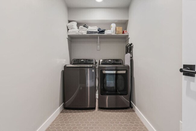 Building Photo - 6831 Silver Creek Dr
