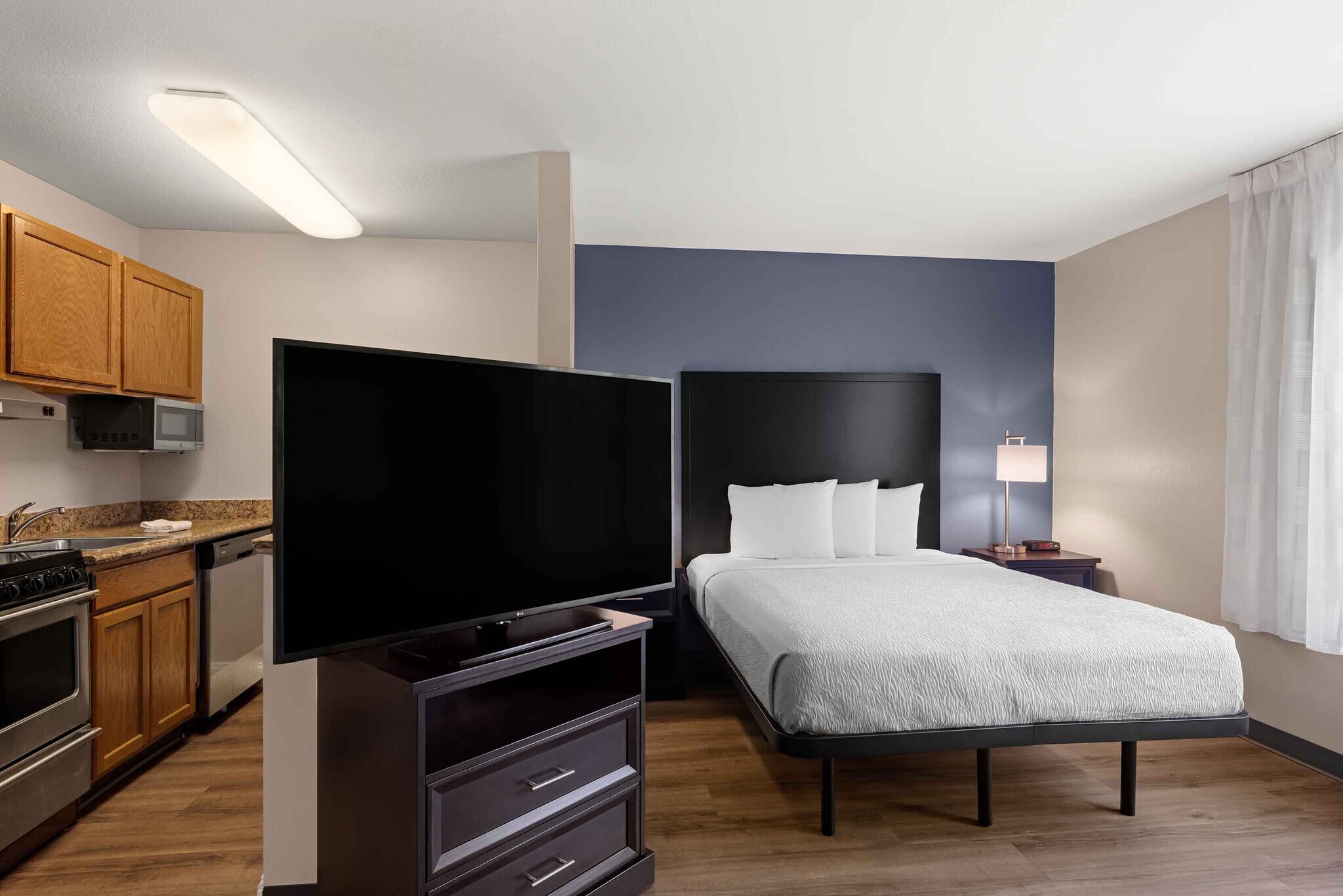 Building Photo - Furnished Studio-Fenton