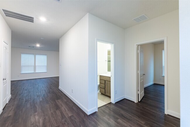 Building Photo - 27646 Mesabe Dr