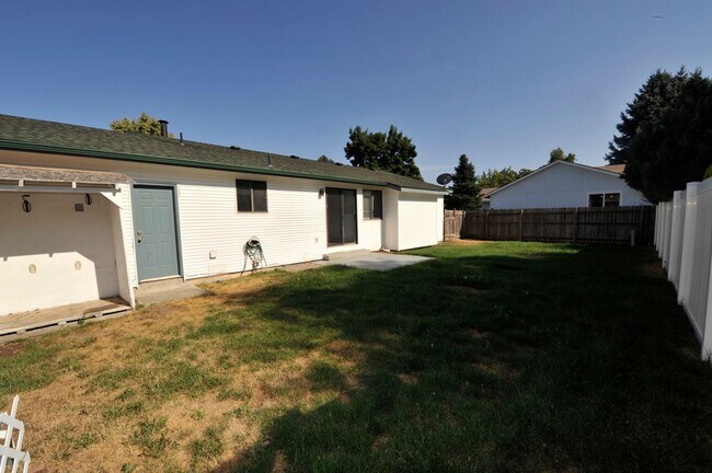 Building Photo - 3 bed 2 bath rancher duplex close to Hayden Lake