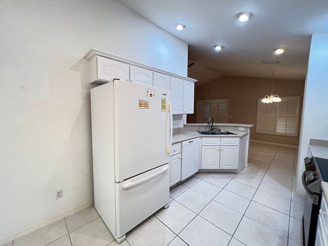 Building Photo - Modern 3-Bedroom, 2-Bathroom Home in Ocala! WASHER & DRYER INCLUDED!