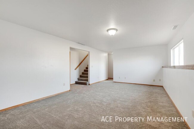 Building Photo - 240 Grandeur Ln