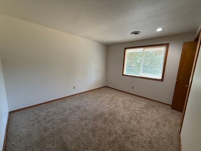 Building Photo - 17040 SW Cambridge Dr