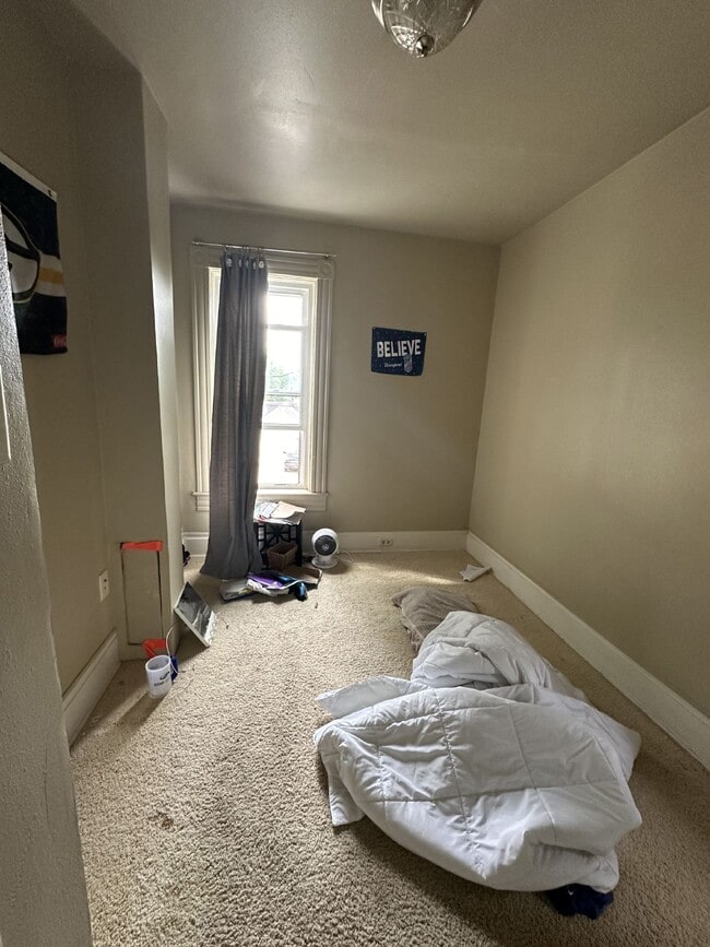 Building Photo - Amazing 4 Bed 1 Bath close to UWEC!