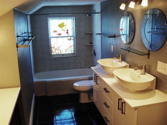 Building Photo - Charming House on Bay Shore Drive Close to the Lake! SHORT TERM LEASING! Available Now!