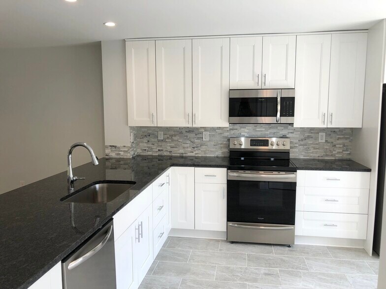 Building Photo - 7940 Los Robles Ct