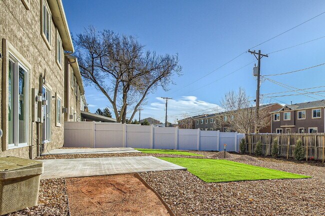 Building Photo - 3 bedroom - Date St