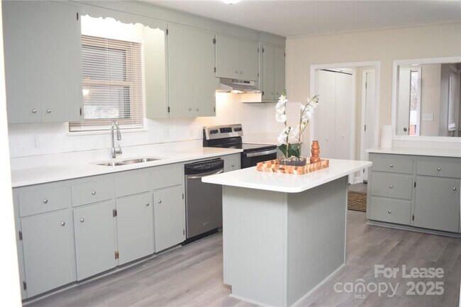 Building Photo - Charming 3 Bed 2 Bath Brick Home with Reno...