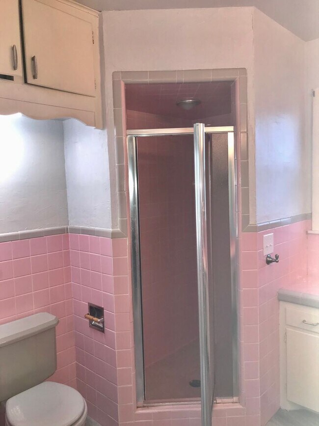 Building Photo - 4 Bedroom, 2 Bath in Sunset Terrace!