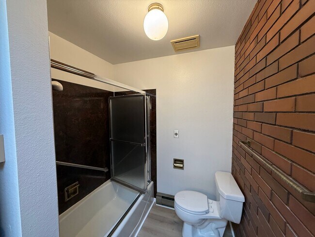 Building Photo - Save $500 on 2nd Month Rent