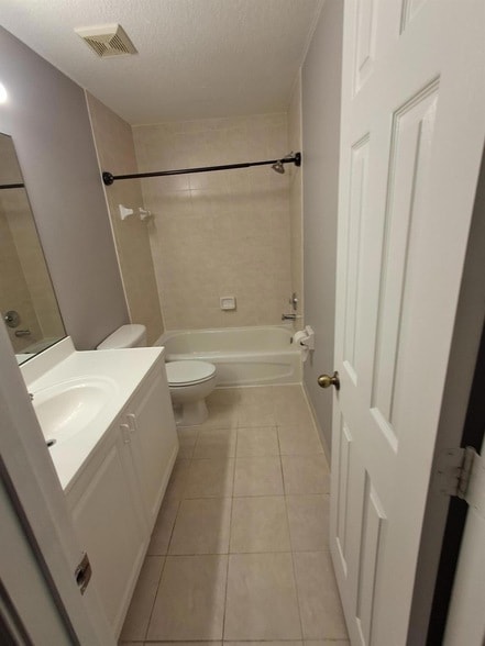 Building Photo - 2702 Lakeview Dr W