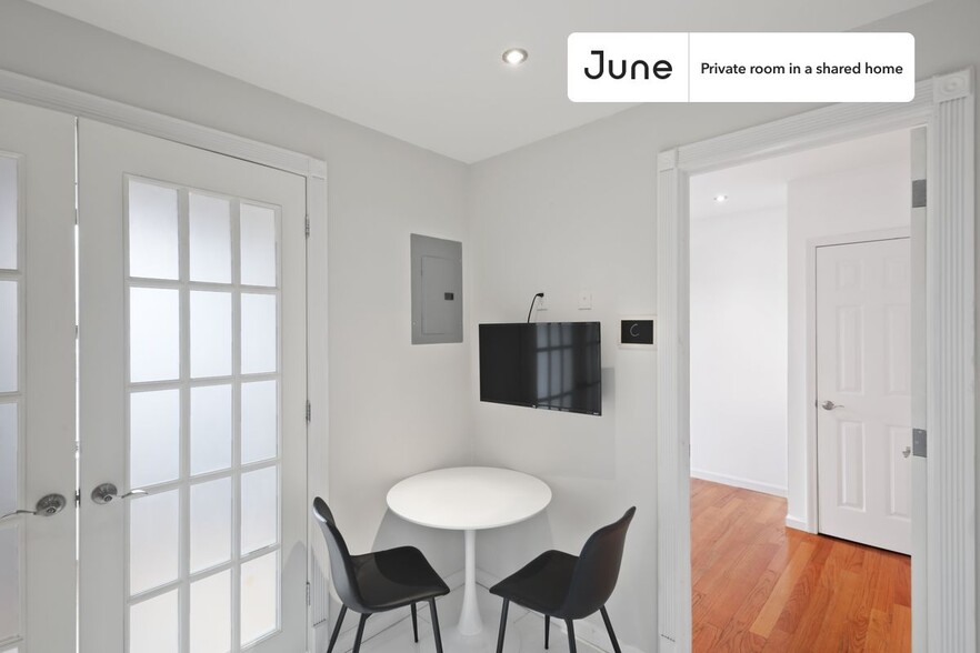 Building Photo - Private bedroom in 3 bed/1 bath Home