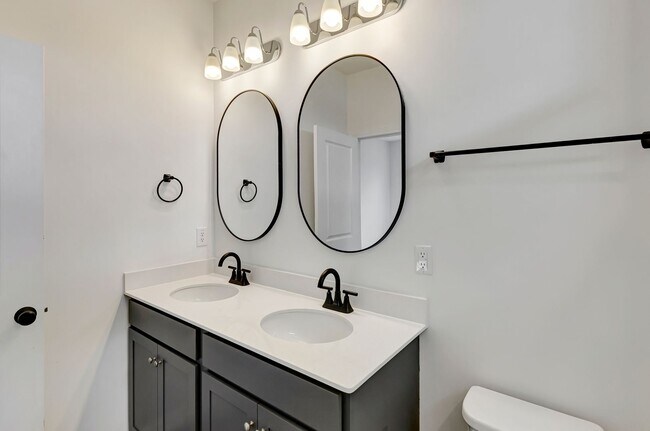 Building Photo - Recess Pointe’s One and Only Duplex! 3 Sto...