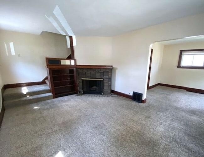 Building Photo - Warm & Bright West Akron 3BR with Fireplac...