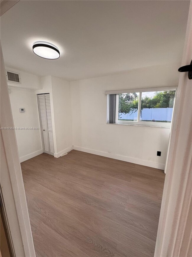 Building Photo - 1540 NE 118th St