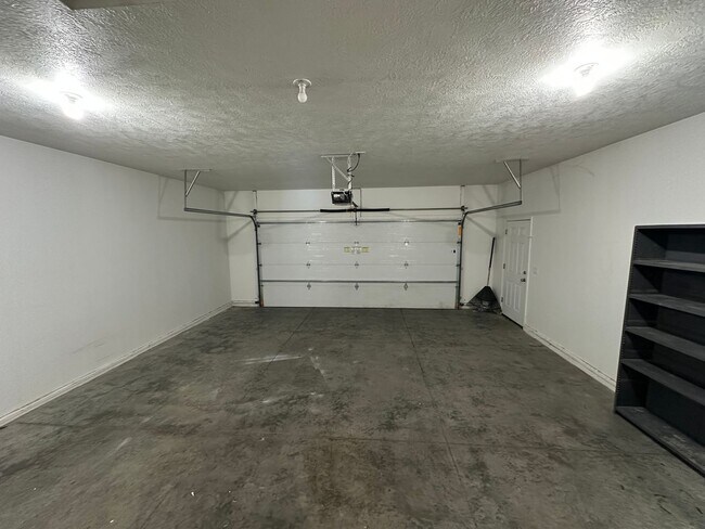 Building Photo - $2500 - Beautiful 3 bed 2 bath home in South Sioux City