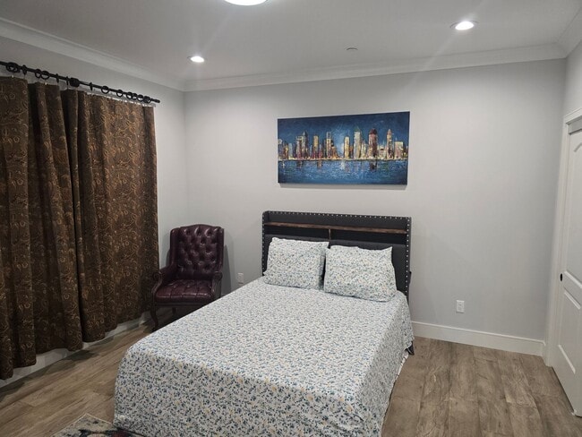 Building Photo - Fully Furnished 2 Bed, 2 Bath Townhome – 5...