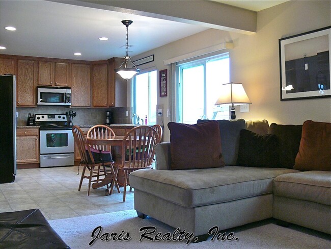 Building Photo - Immaculate just update  in the 4BR The Meadows
