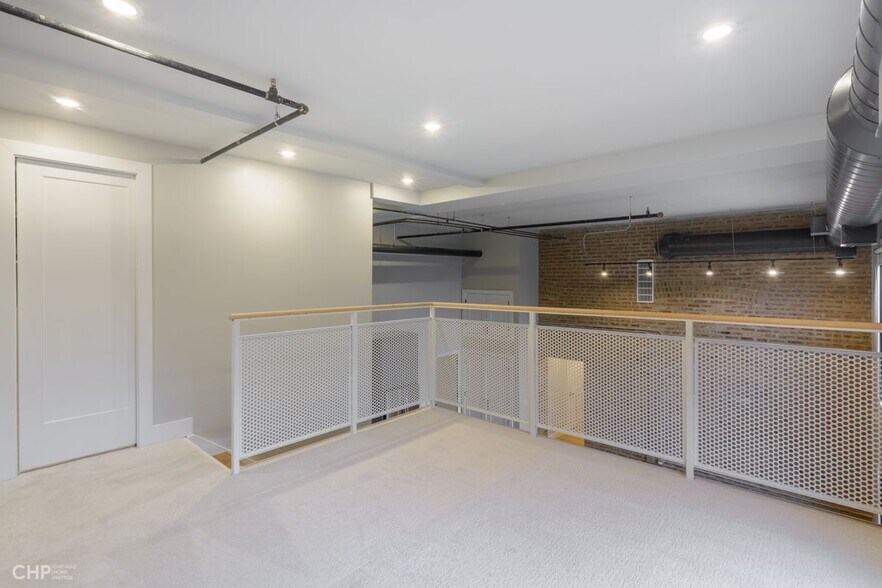 Building Photo - 729 N Sangamon St