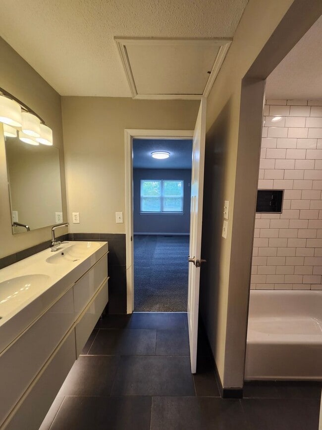 Building Photo - 6221 Bonny Oaks Dr