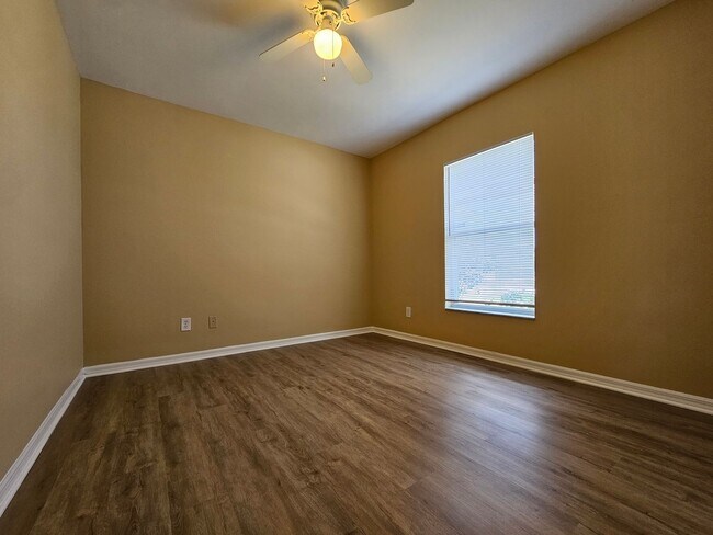 Building Photo - Great 3-bedrooms, 2 baths duplex with new ...