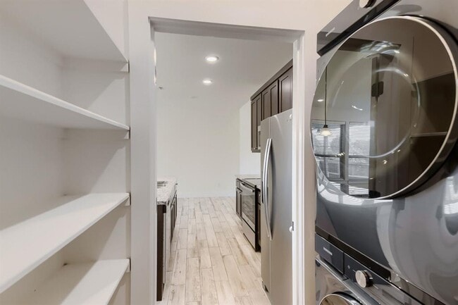 Building Photo - 401 Parkline Dr