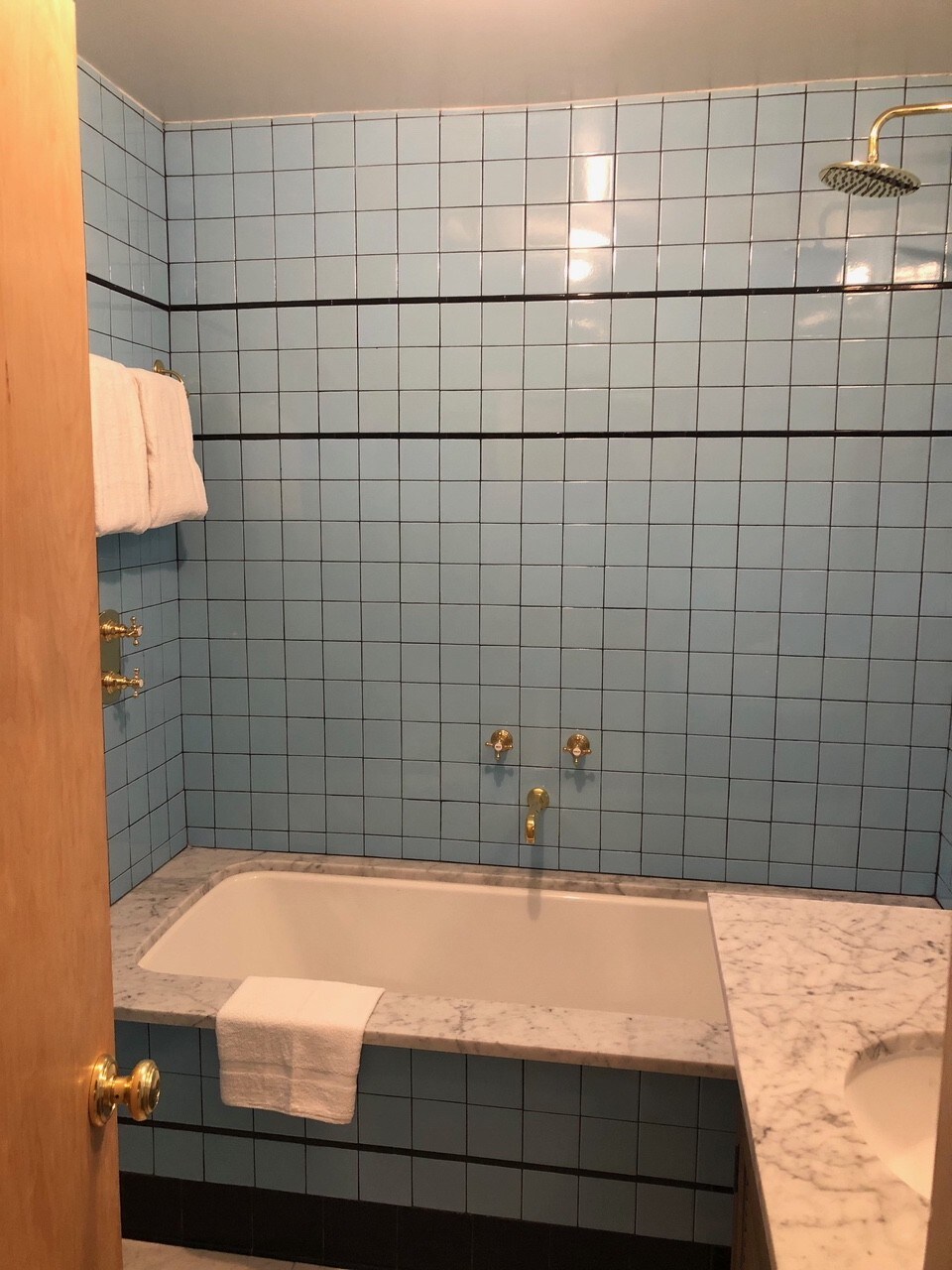 Big deep tub for relaxing - 22357 Pacific Coast Hwy