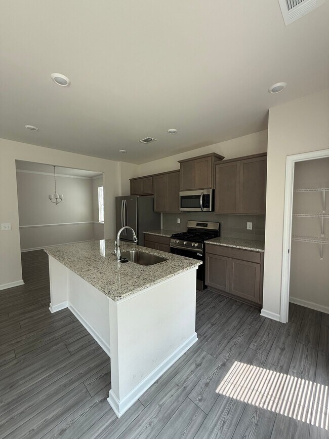 Building Photo - 79 Pineview Dr