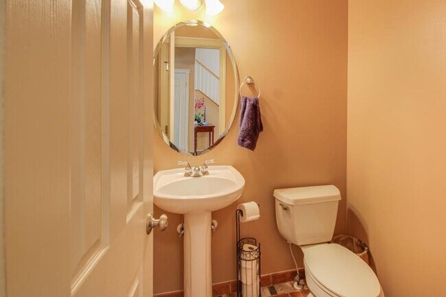 Building Photo - Cute 4 Bed 2.5 Bath home!