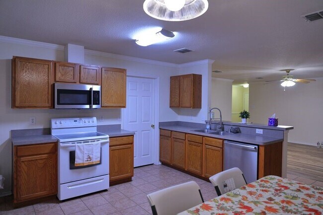 Building Photo - 2900 Bluffs Ct