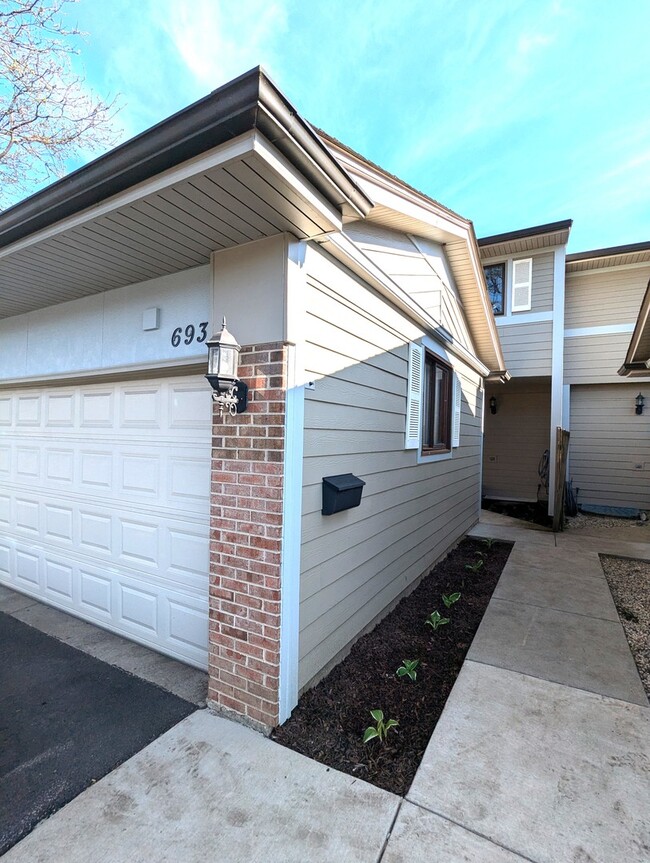 Building Photo - 693 Mallard Ln