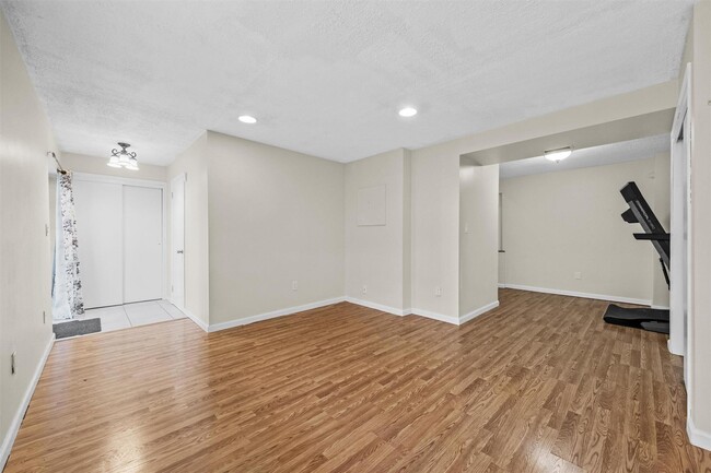 Building Photo - 4 Woodbine Dr
