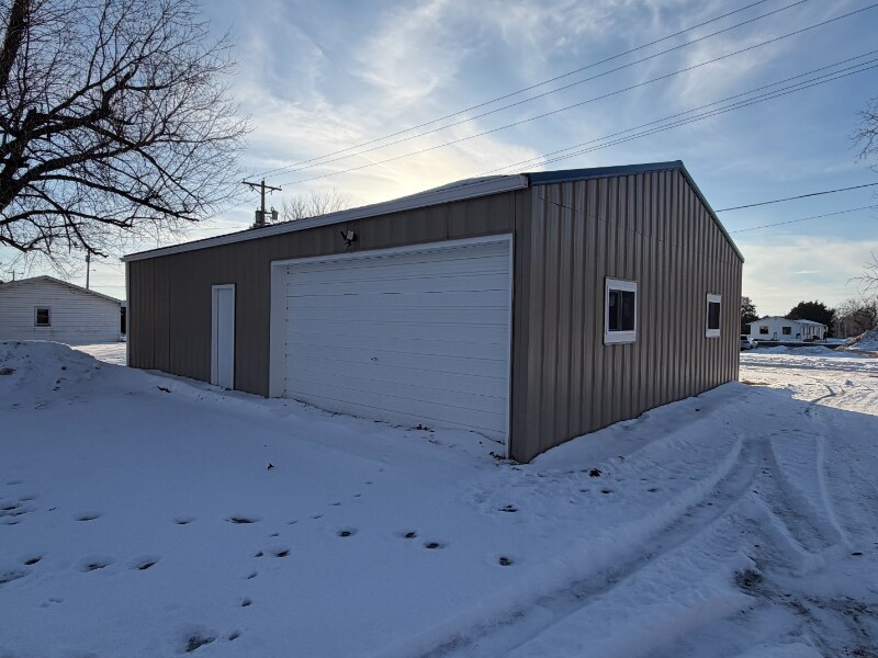 Building Photo - 321 Main St