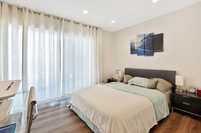 Building Photo - 4bd/3.5bth Perfectly Located Modern Townhouse