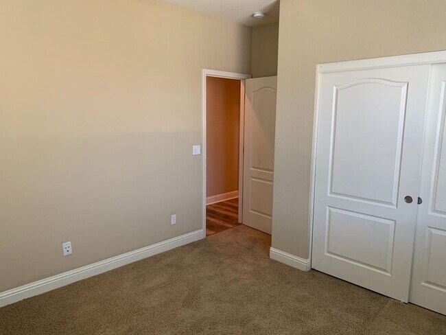 Building Photo - Single Story, Corner Lot in Brentwood!