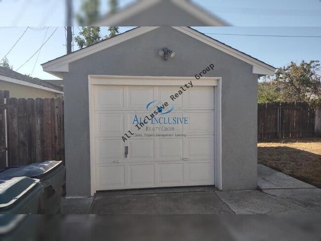 Building Photo - Cute Duplex off of Stockton Blvd