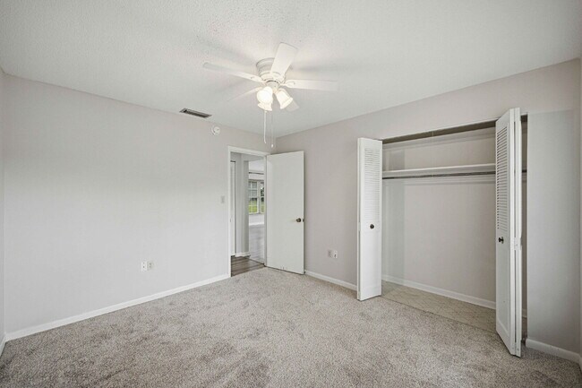 Building Photo - Spacious 3-Bedroom Rental on .39 Acres in Desirable SE Ocala!