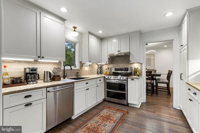 Building Photo - 9830 Meadow Valley Dr