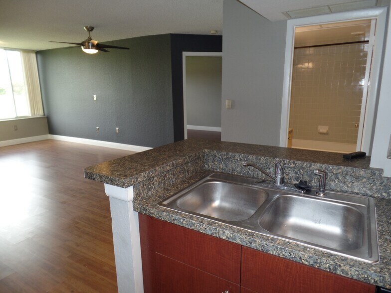 Building Photo - 2881 N Oakland Forest Dr