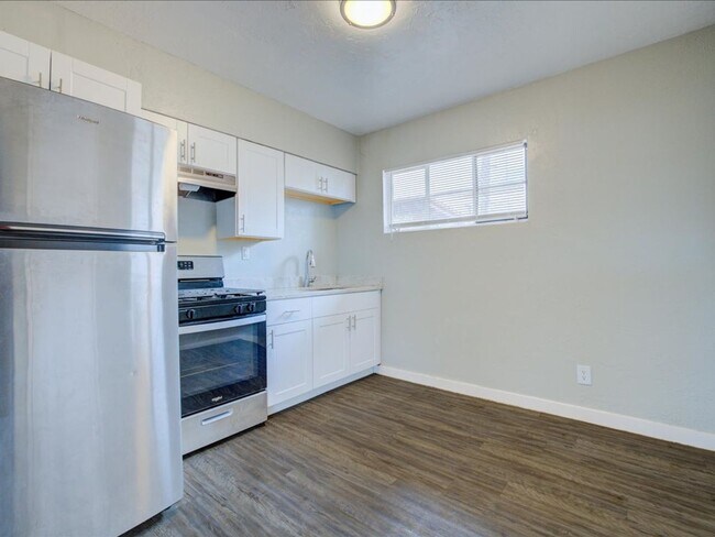 Building Photo - Cozy & Modern 2-Bedroom Home