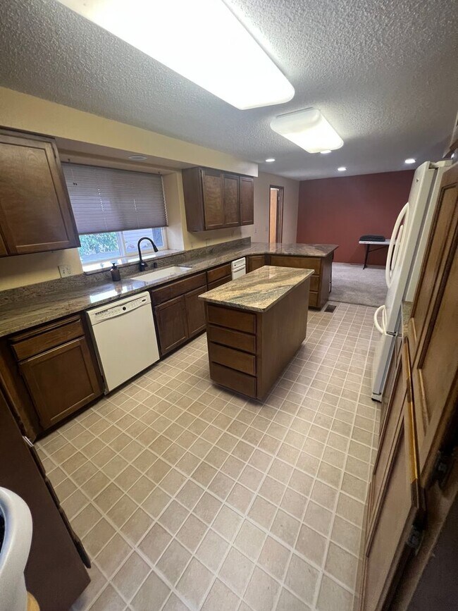 Building Photo - 250 NW Sunrise Dr