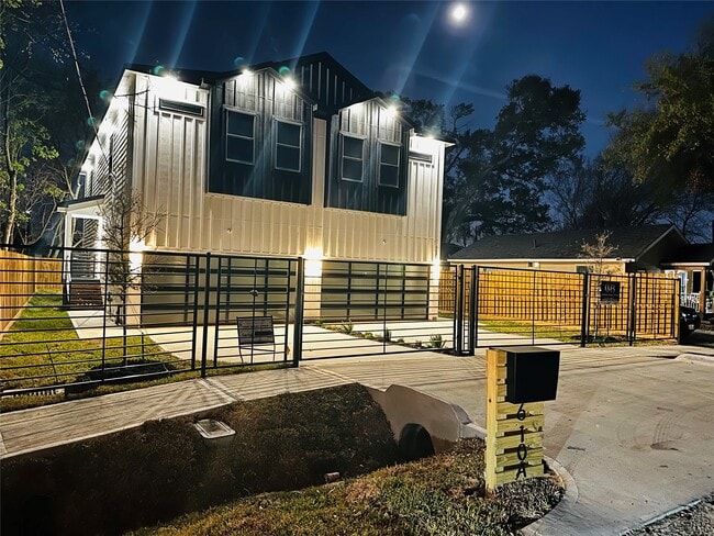 Building Photo - 610 E 41st St