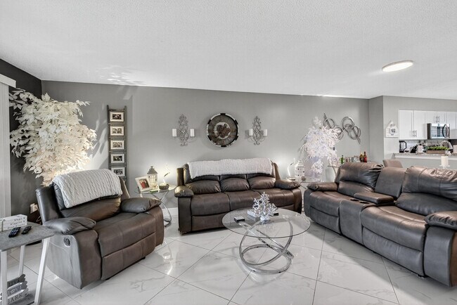 Building Photo - 2334 S Cypress Bend Dr