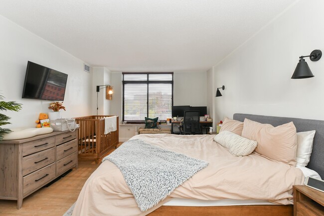 Building Photo - 700 1st St