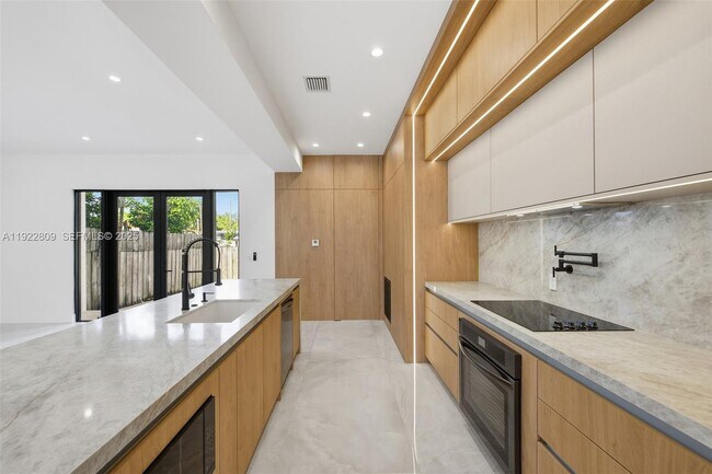 Building Photo - 3111 SW 12th St