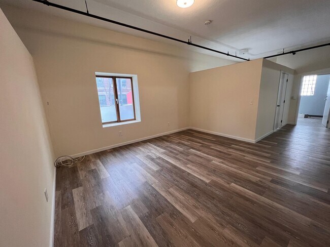 Building Photo - 30 Cross St