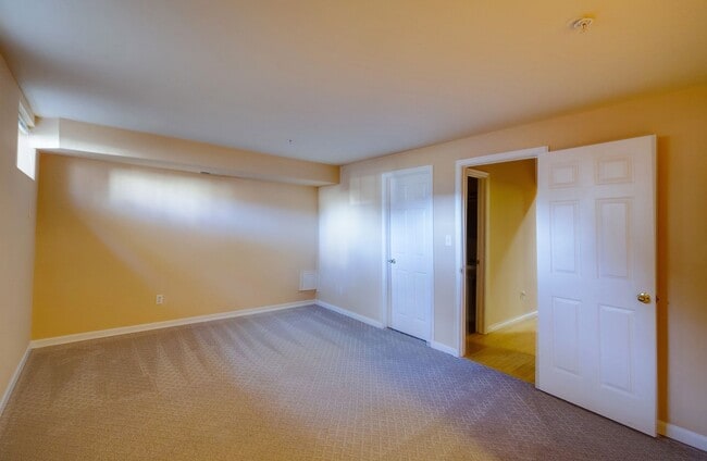 Building Photo - Luxury Townhome in the Heart of the Kentlands